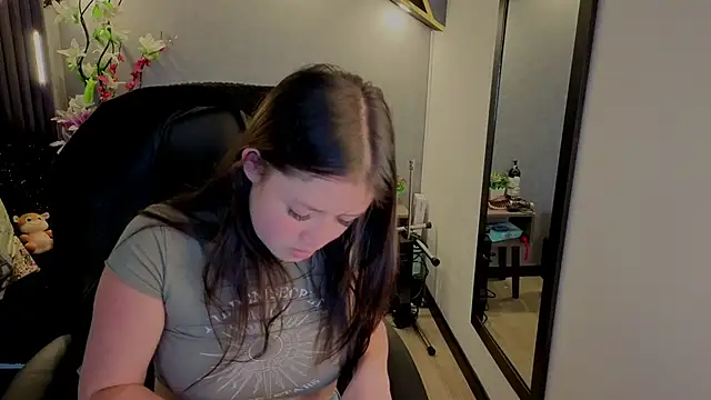 almma shy online show from October 4, 2025, 3:21 pm