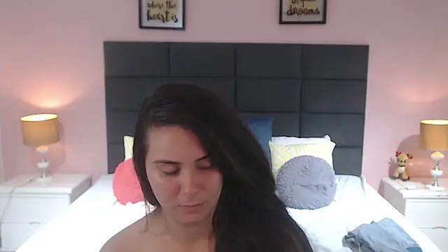 Snapshot of MadisonJenner chatting on February 6, 2025, 5:40 pm MadisonJenner online show from February 6, 2025, 5:40 pm