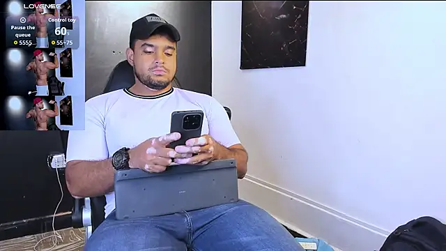 Big furry bear13 online show from April 3, 2026, 6:22 am