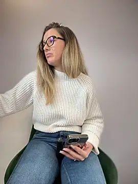 Snapshot of HotXMom chatting on February 4, 2025, 7:40 am HotXMom online show from February 4, 2025, 7:40 am