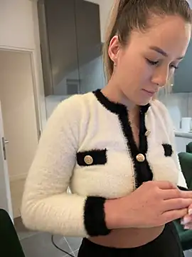 Snapshot of HotXMom chatting on February 8, 2025, 4:36 am HotXMom online show from February 8, 2025, 4:36 am