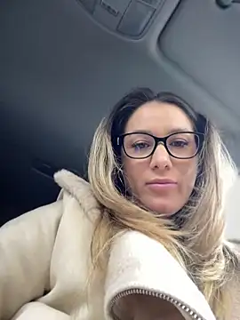 Snapshot of HotXMom chatting on March 3, 2025, 4:36 am HotXMom online show from March 3, 2025, 4:36 am