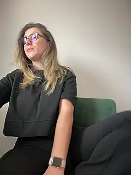 Snapshot of HotXMom chatting on March 12, 2025, 7:35 am HotXMom online show from March 12, 2025, 7:35 am