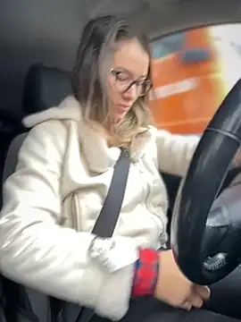 Snapshot of HotXMom chatting on October 3, 2025, 5:59 am HotXMom online show from October 3, 2025, 5:59 am