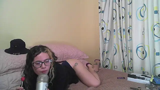 frikigyal online show from February 18, 2025, 2:38 am