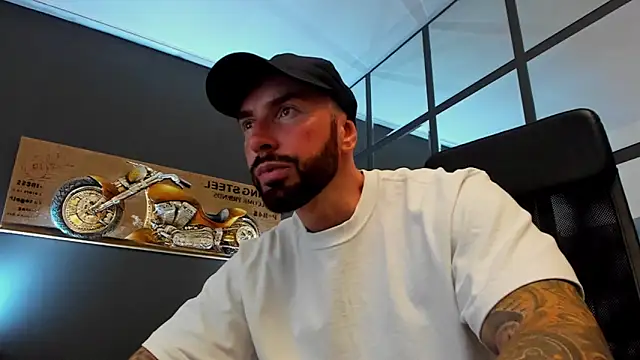 Snapshot of AronGrant chatting on June 18, 2026, 9:14 am AronGrant online show from June 18, 2026, 9:14 am