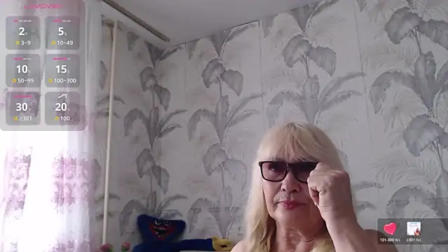 CamDiva113 online show from May 26, 2026, 12:45 pm