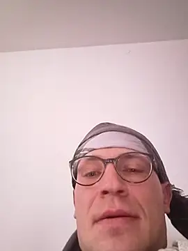 Snapshot of Kamien32 chatting on February 22, 2026, 6:35 am Kamien32 online show from February 22, 2026, 6:35 am