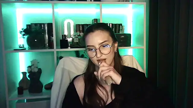 X Alisa online show from April 18, 2026, 7:58 pm