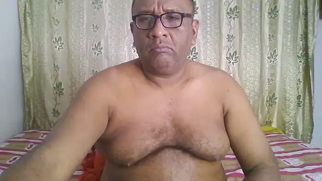 Snapshot of Beargryzzly chatting on January 12, 2025, 4:10 am Beargryzzly online show from January 12, 2025, 4:10 am