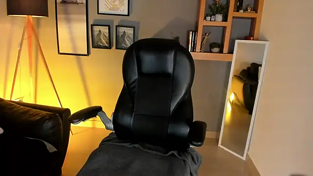 helenaduque  online show from November 25, 2025, 1:00 pm