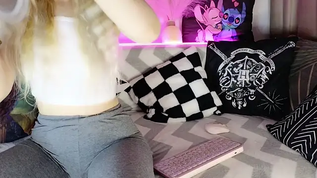 nicollewetpussy online show from February 26, 2025, 9:48 pm