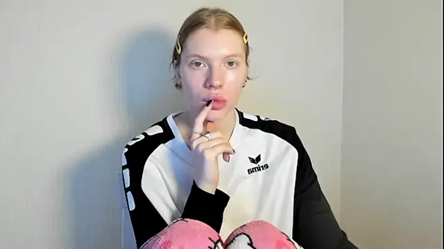 StellaDavis online show from November 6, 2025, 10:05 am