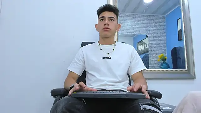 andrew rose  online show from October 4, 2025, 3:15 am