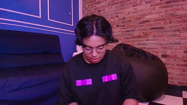 Emmapark  online show from November 16, 2025, 6:57 pm