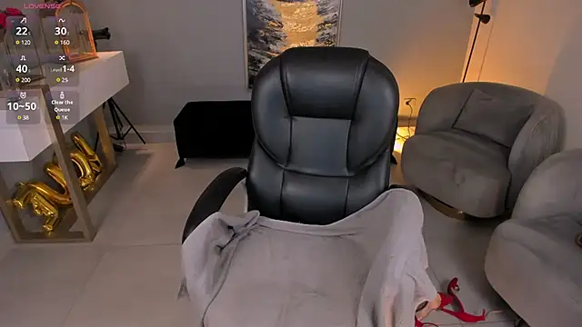 RoxanneHill  online show from February 16, 2025, 3:38 pm