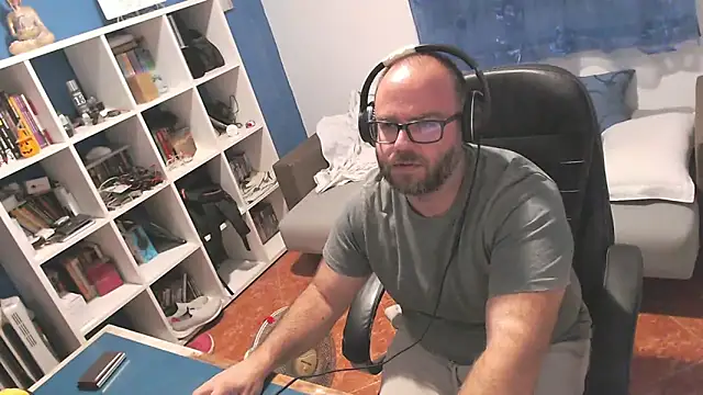 ravingr4d4 online show from September 29, 2025, 9:41 pm