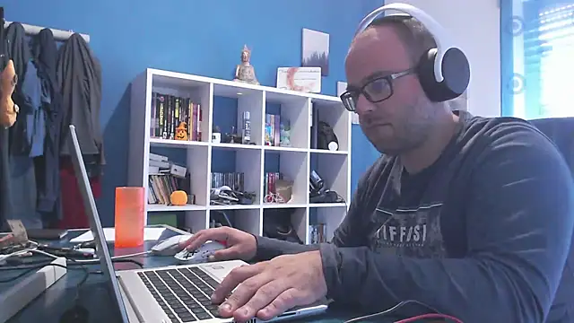 ravingr4d4 online show from November 6, 2025, 9:54 am