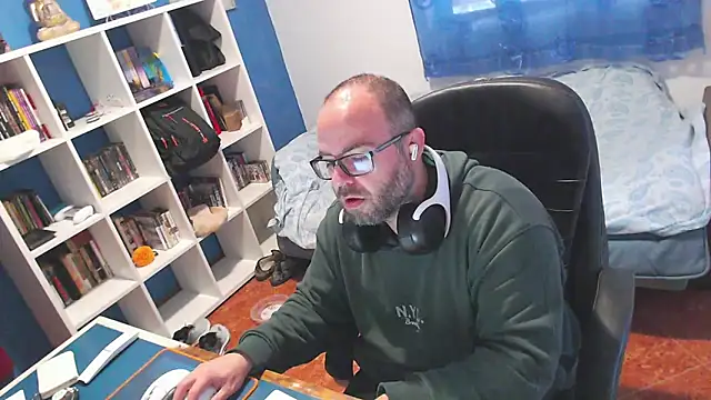 ravingr4d4 online show from February 17, 2026, 10:01 am