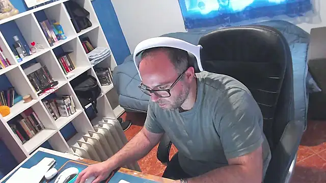 ravingr4d4 online show from April 7, 2026, 9:54 am