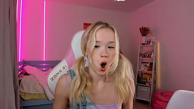 Lily Young online show from October 17, 2025, 4:26 am