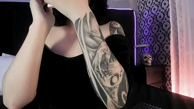 Adeelinee online show from February 11, 2026, 8:03 pm