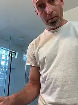 Snapshot of El_Gizmo chatting on April 8, 2026, 12:10 am El Gizmo online show from April 8, 2026, 12:10 am