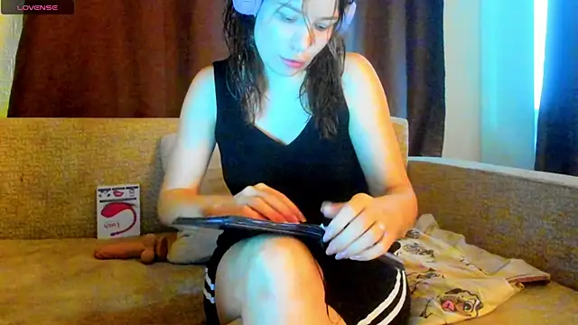 Leila purr18 online show from October 6, 2025, 12:46 pm