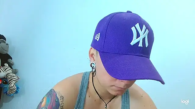 Snapshot of tomboyblue chatting on February 20, 2025, 1:08 pm tomboyblue online show from February 20, 2025, 1:08 pm