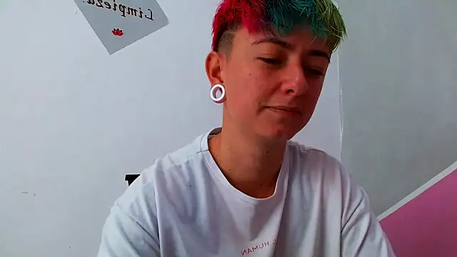 Snapshot of tomboyblue chatting on September 25, 2025, 2:54 pm tomboyblue online show from September 25, 2025, 2:54 pm