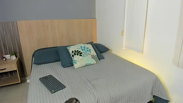 rebeca cortez  online show from October 20, 2025, 8:09 pm