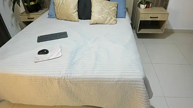 rebeca cortez  online show from February 12, 2026, 8:04 pm