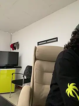 DanielGomez9 online show from April 8, 2026, 4:51 pm