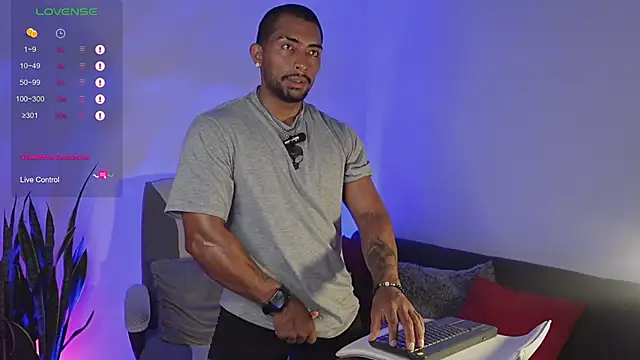 Snapshot of Couple_muscle1 chatting on April 21, 2026, 9:06 pm Couple muscle1 online show from April 21, 2026, 9:06 pm