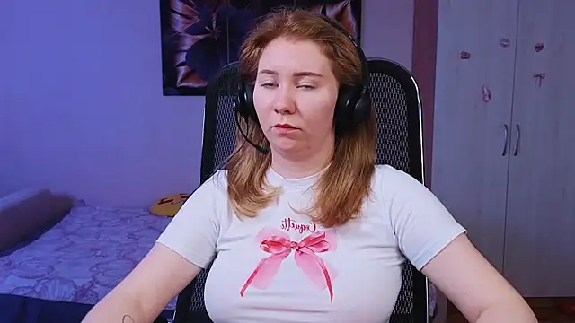 D0nna  online show from September 18, 2025, 10:50 am