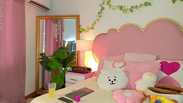 EmmaCrush online show from January 13, 2026, 8:47 pm