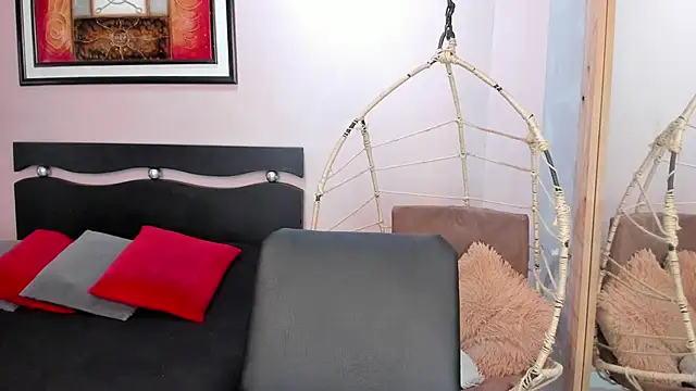  alaiasmile  online show from April 19, 2026, 12:04 pm