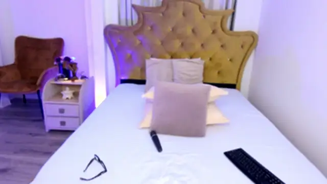 Snapshot of LisaRaee chatting on February 24, 2025, 6:15 pm LisaRaee online show from February 24, 2025, 6:15 pm