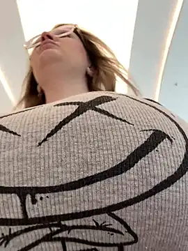 Teya moon  online show from February 5, 2026, 10:09 am