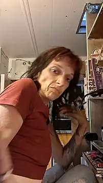 whitetrashdirtyslut online show from June 17, 2026, 12:07 pm