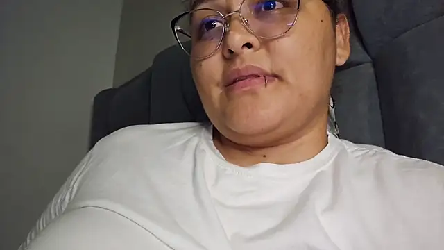 Snapshot of Laura77_ chatting on November 16, 2025, 5:46 am Laura77 online show from November 16, 2025, 5:46 am