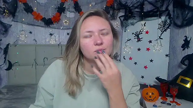 SallyVerda online show from October 24, 2025, 5:09 pm