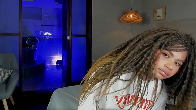 nayah   online show from November 5, 2025, 7:47 pm