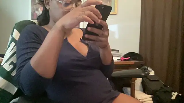 MommyConfident online show from May 26, 2026, 7:43 pm