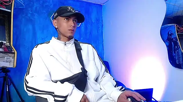 Snapshot of Liam_lee chatting on January 2, 2025, 12:46 pm Liam lee online show from January 2, 2025, 12:46 pm