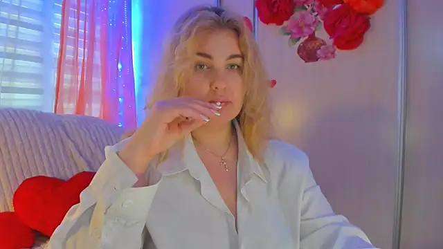 CoraSwon online show from March 11, 2025, 1:01 pm