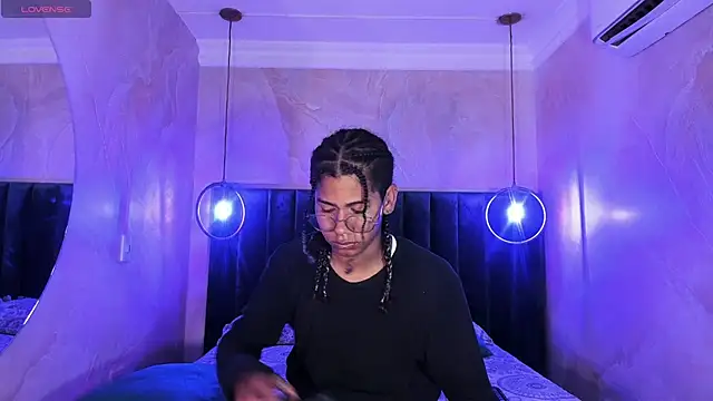 Maxim-Walker online show from November 18, 2025, 3:23 am