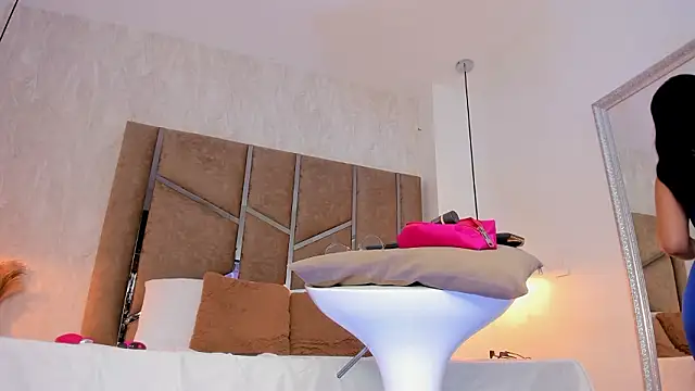 Martinaa Jones  online show from February 22, 2026, 12:58 pm