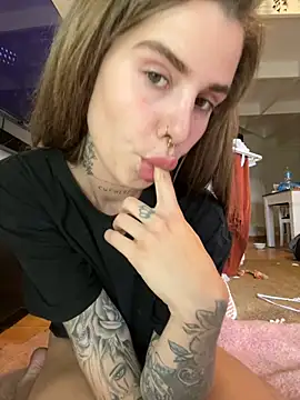 Snapshot of EmiliaCatalina chatting on December 14, 2024, 7:46 pm EmiliaCatalina online show from December 14, 2024, 7:46 pm