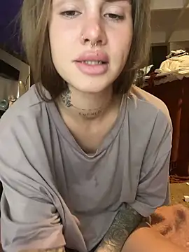 Snapshot of EmiliaCatalina chatting on December 16, 2024, 7:00 pm EmiliaCatalina online show from December 16, 2024, 7:00 pm